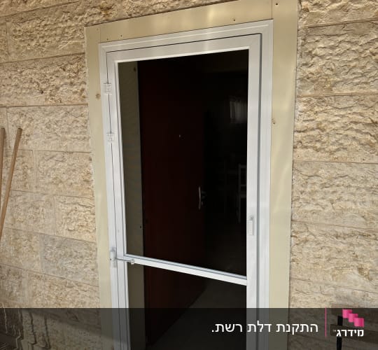 דלת אלומיניום לבנה עם מסגרת חיצונית